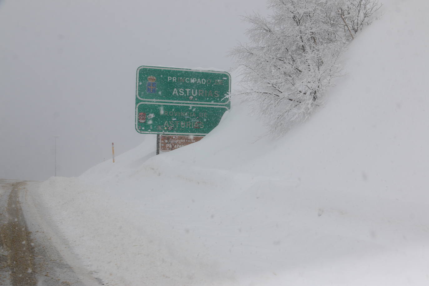 El norte vive una jornada bajo la nieve a la espera de una pequeña tregua.