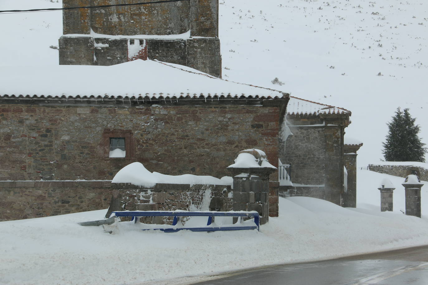 El norte vive una jornada bajo la nieve a la espera de una pequeña tregua.