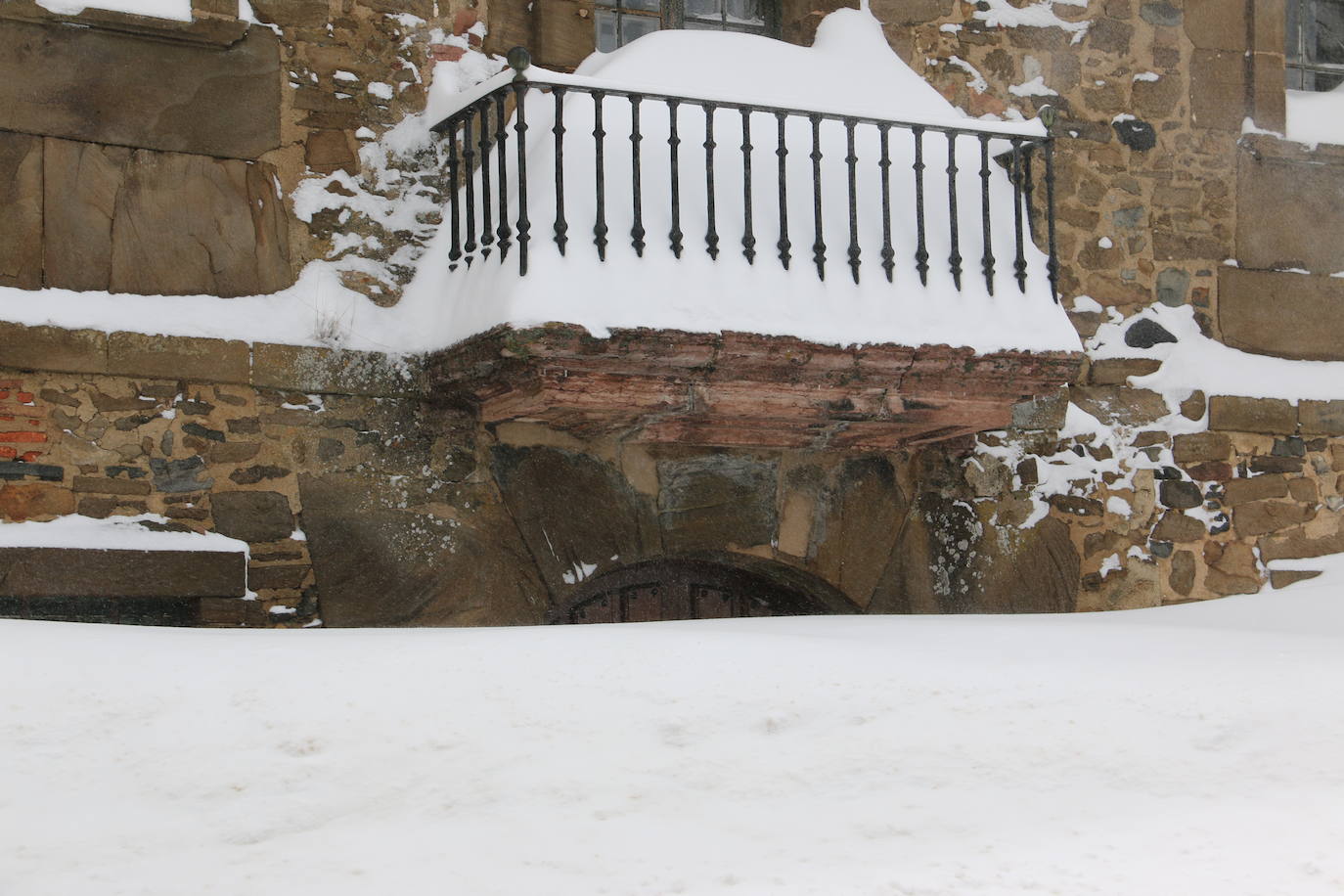 El norte vive una jornada bajo la nieve a la espera de una pequeña tregua.