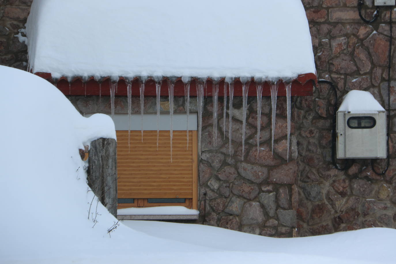 El norte vive una jornada bajo la nieve a la espera de una pequeña tregua.