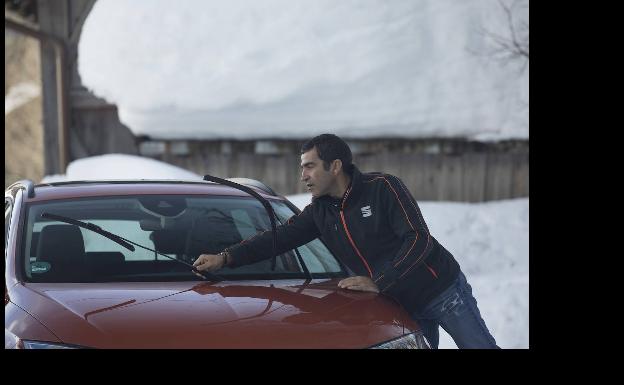 Jordi Gené deja levantados sus parabrisas para que no se acumule la nieve