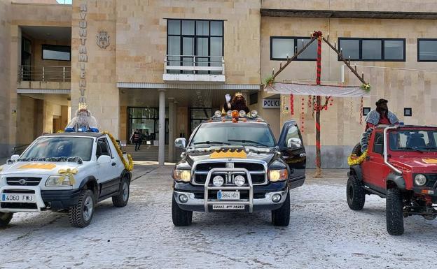 Los Reyes Magos en su visita al Ayuntamiento de San Andrés. 