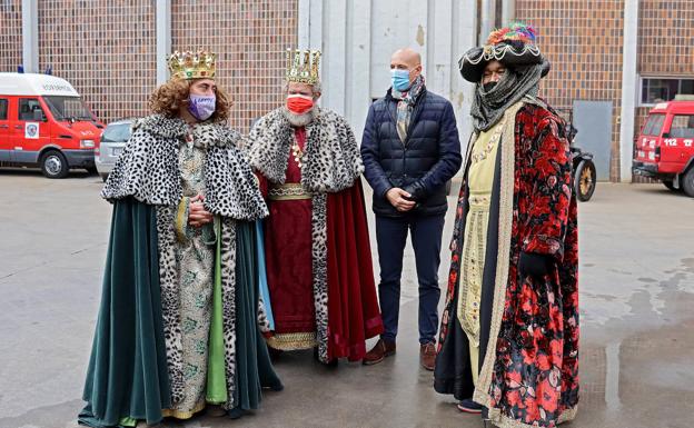 Galería. Los Reyes Magos a su llegada a León recibidos por el alcalde. 