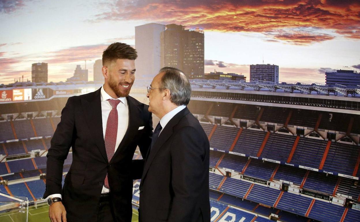 Sergio Ramos y Florentino Pérez, tras sellar la última renovación del central, en 2015. 