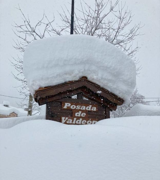 Imagen de la nevada caída sobre Posada de Valdeón, con más de metro y medio de nieve acumulada.