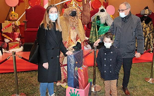 El alcalde y la edil de Juventud entregan el premio al ganador del concurso de cartas a los Reyes.