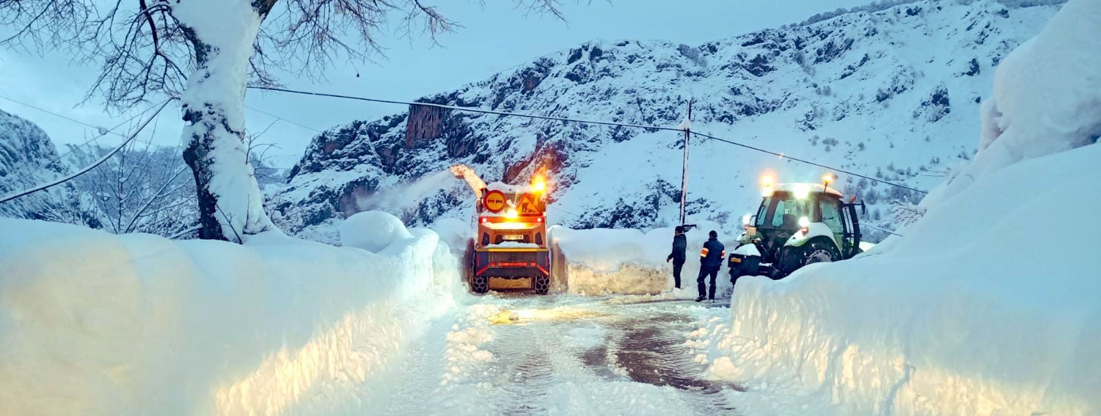 Las máquinas de la Diputación de León siguen su lucha contra la 'nevadona'. Esta mañana una frena ha abierto Soto de Sajambre, que quedó aislado por una serie de aludes en la carretera de acceso y sin suministro eléctrico La máquina necesitó cuatro horas para limpiar los cerca de 5 kilómetros de vía. Junto a esas imágenes se suman las de la noche en el Puerto de Panderreda, en la carretera que da acceso al Valle de Valdeón. 