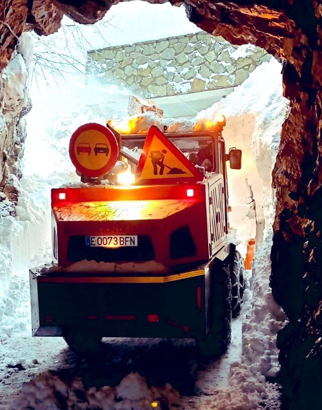 Las máquinas de la Diputación de León siguen su lucha contra la 'nevadona'. Esta mañana una frena ha abierto Soto de Sajambre, que quedó aislado por una serie de aludes en la carretera de acceso y sin suministro eléctrico La máquina necesitó cuatro horas para limpiar los cerca de 5 kilómetros de vía. Junto a esas imágenes se suman las de la noche en el Puerto de Panderreda, en la carretera que da acceso al Valle de Valdeón. 