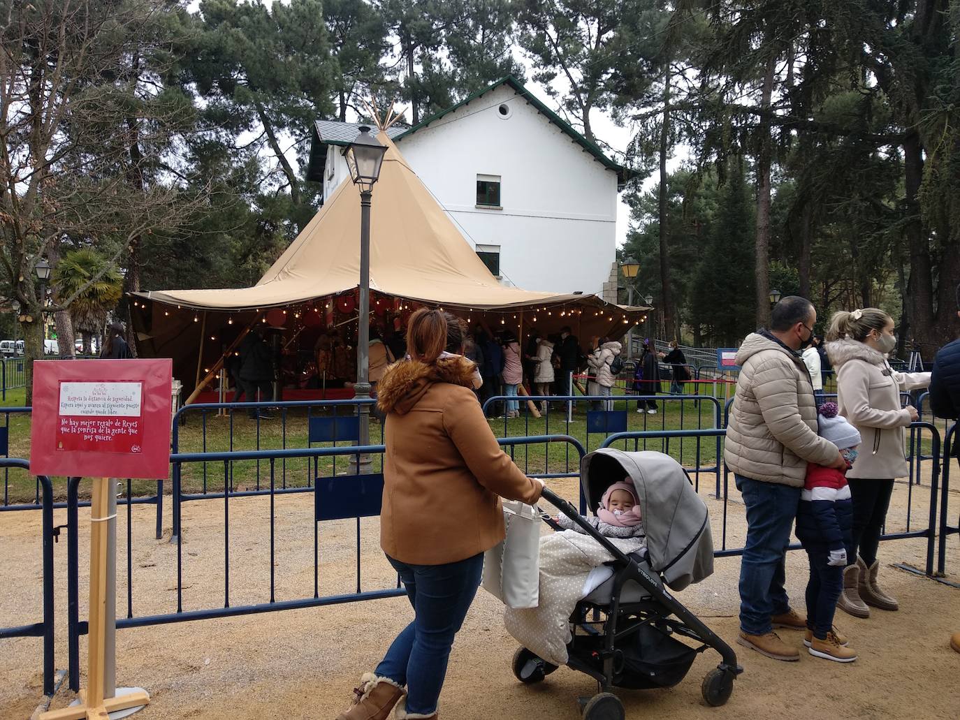 Sus Majestades de Oriente reciben este martes a los más pequeños en la cabalgata estática organizada por el Ayuntamiento debido a la pandemia que tiene como escenario el parque del Temple donde los niños y niñas les trasladarán sus deseos para hacerlos realidad