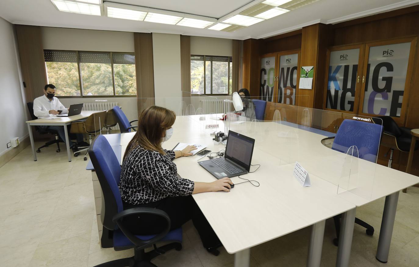 Varias personas comparten lugar de trabajo. 