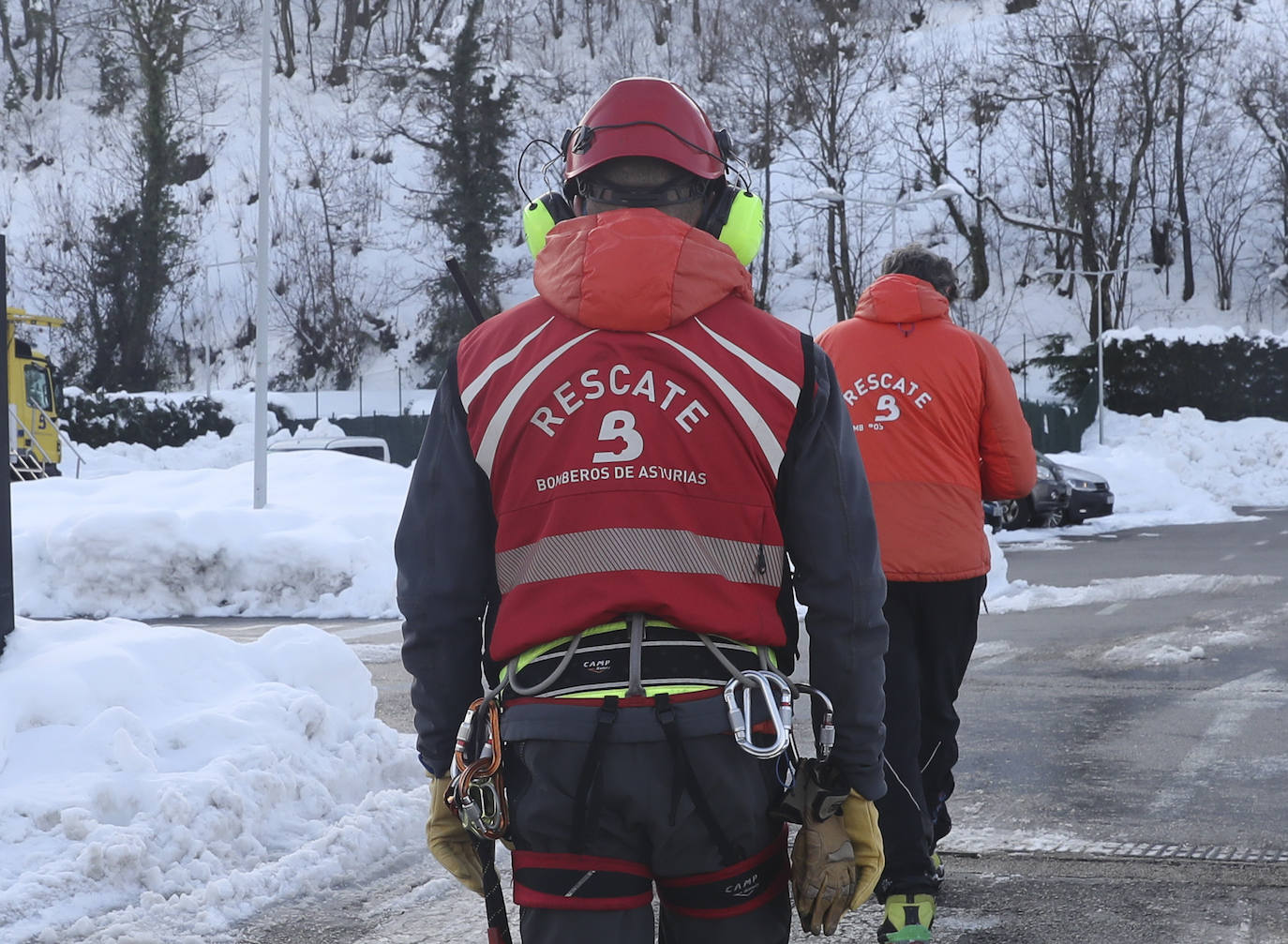 Tras realizar una valoración de la zona vía aérea que les ha permitido estudiar el terreno nevado, el estado del mismo les impide continuar con la búsqueda del cuerpo de Virgilio García