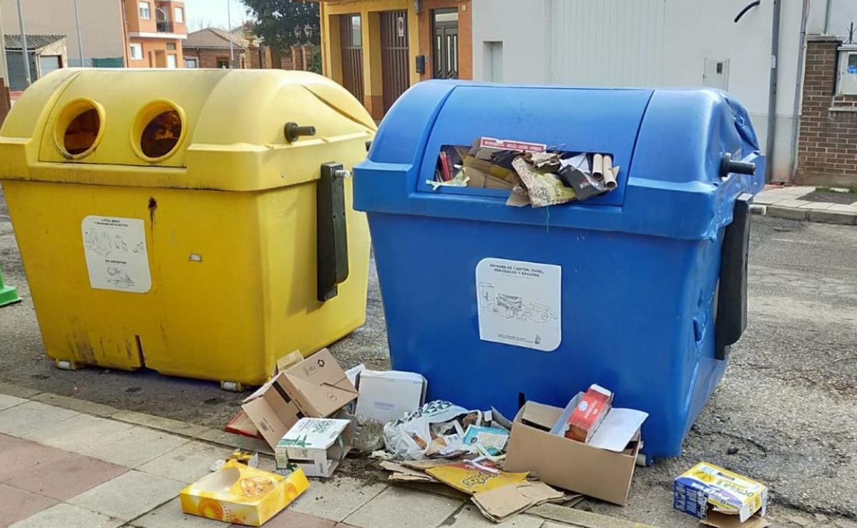 Imagen de un contenedor azul en el municipio de San Andrés lleno de basura.