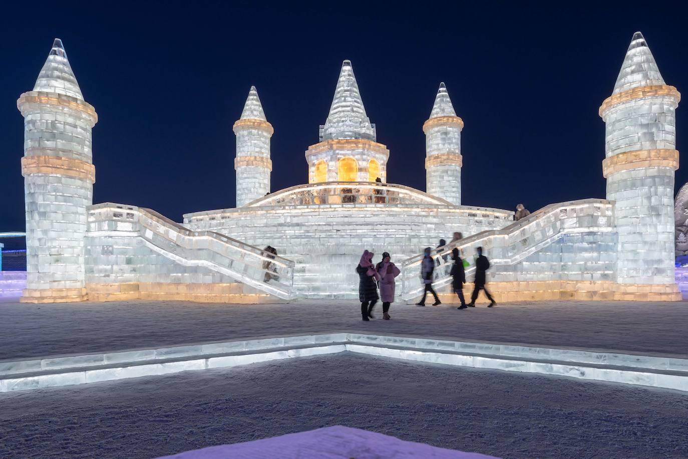 Fotos: Un laberinto de nieve con deslumbrantes palacios de hielo a todo color