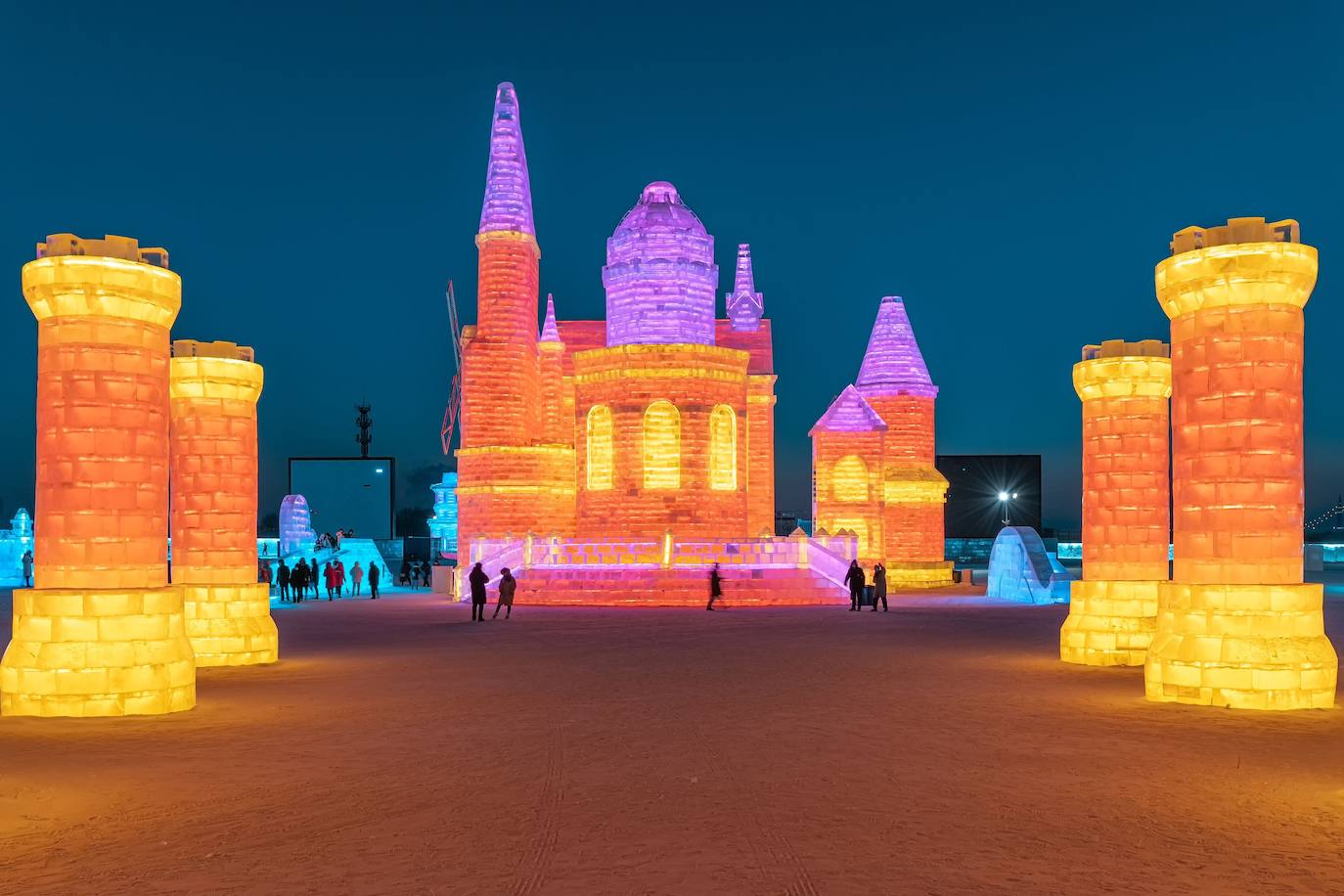 Fotos: Un laberinto de nieve con deslumbrantes palacios de hielo a todo color