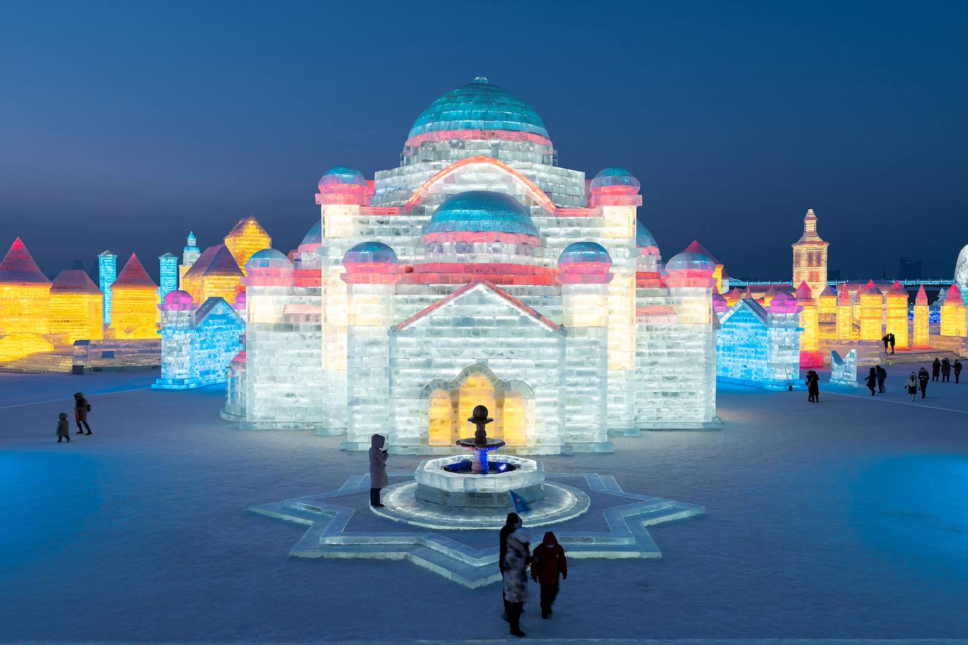 Fotos: Un laberinto de nieve con deslumbrantes palacios de hielo a todo color