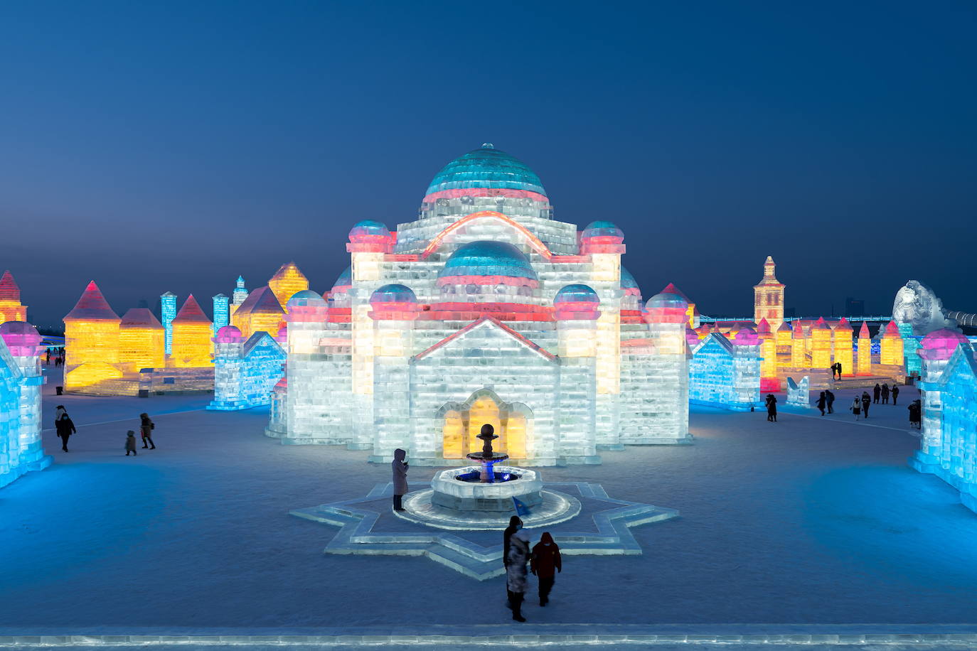 Fotos: Un laberinto de nieve con deslumbrantes palacios de hielo a todo color