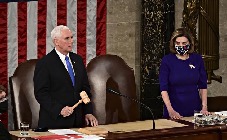 El republicano Mike Pence y la republicana Nancy Pelosi, en la Cámara de Representantes tras reanudarse la sesión es suspenso por los incidentes.