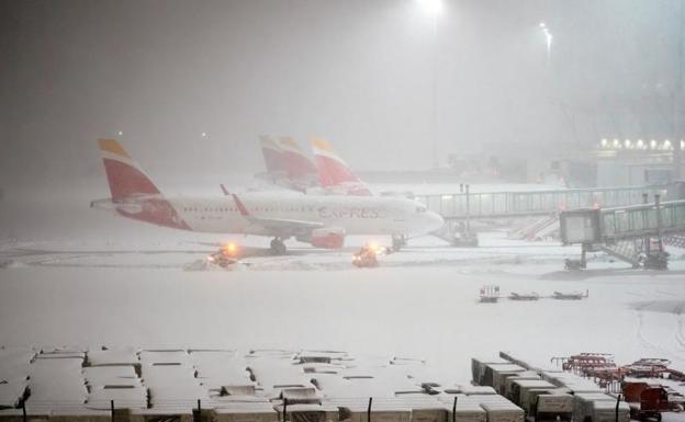 La nieve colapsa las vías de transporte