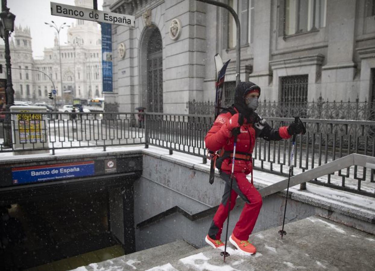 Alrededores de la fuente Cibeles en el segundo día de nieve en la capital. 