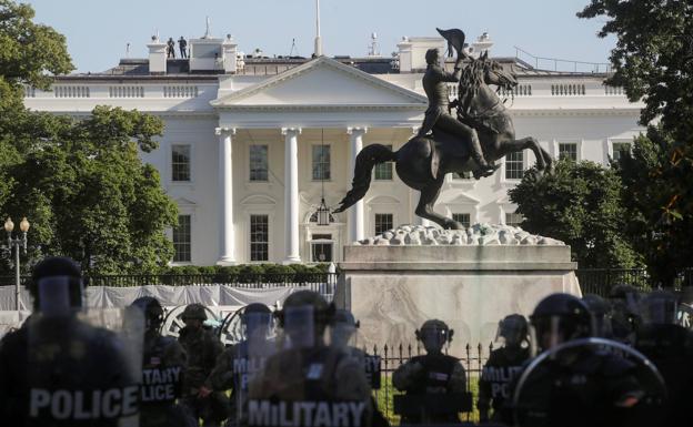 Mimebos de la Guardia Nacional en las cercanías de la Casa Blanca durante las protestas por la muerte de George Floyd en junio