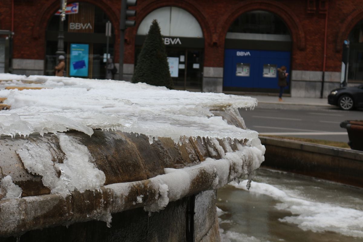 La fuente de Santo Domingo en León capital ha amanecido congelada este sábado.