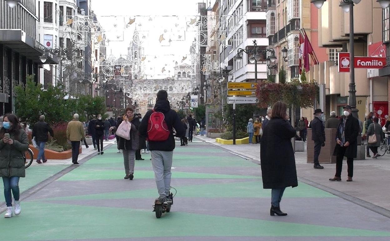 Un leonés avanza con su patinete por Ordoño II. 