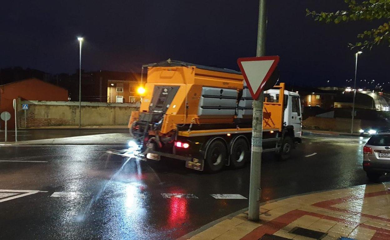 Esparcimiento de fundentes por la ciudad de León.