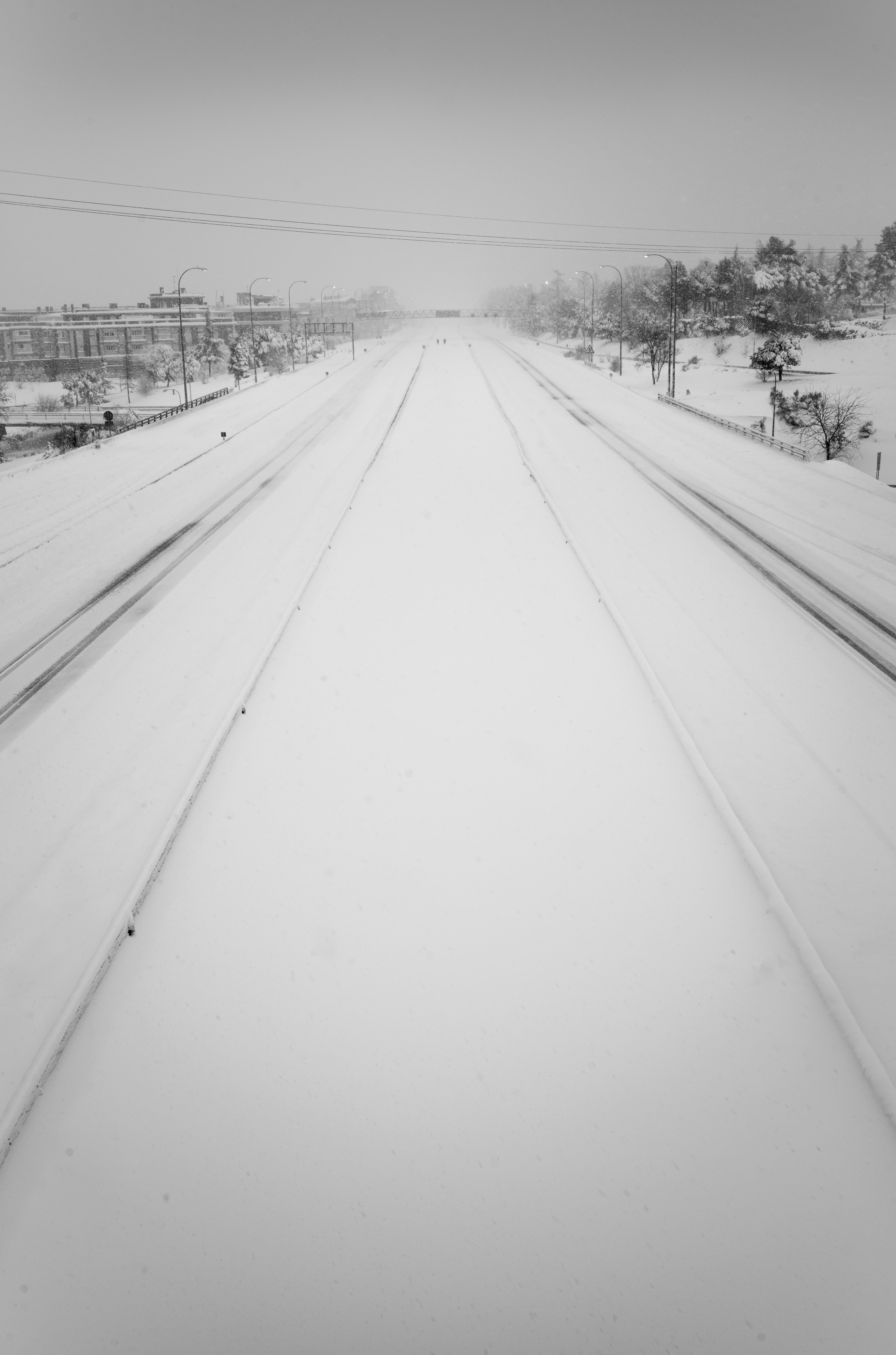 La A6, conocida como carretera de La Coruña, bloqueada por la nieve. La capital quedó incomunicada por tierra y aire durante todo el sábado. Se espera que este domingo se comienza a recuperar parte de la normalidad.