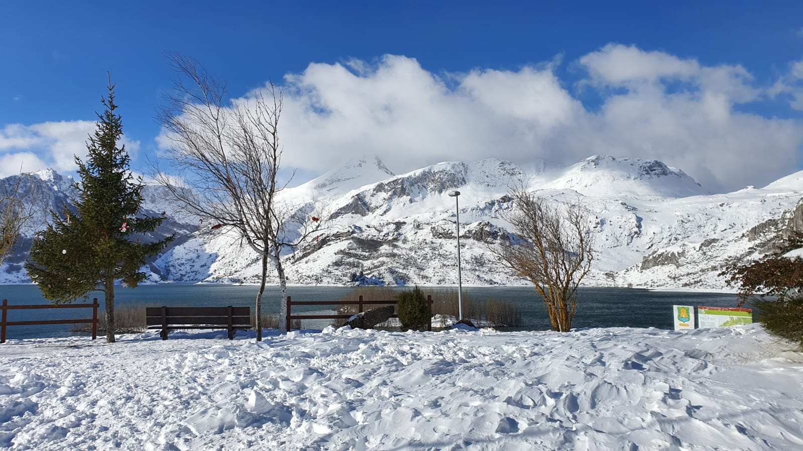 Espectaculares imágenes de Riaño cubierto por la nieve.