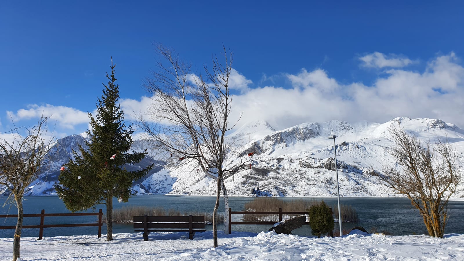 Espectaculares imágenes de Riaño cubierto por la nieve.