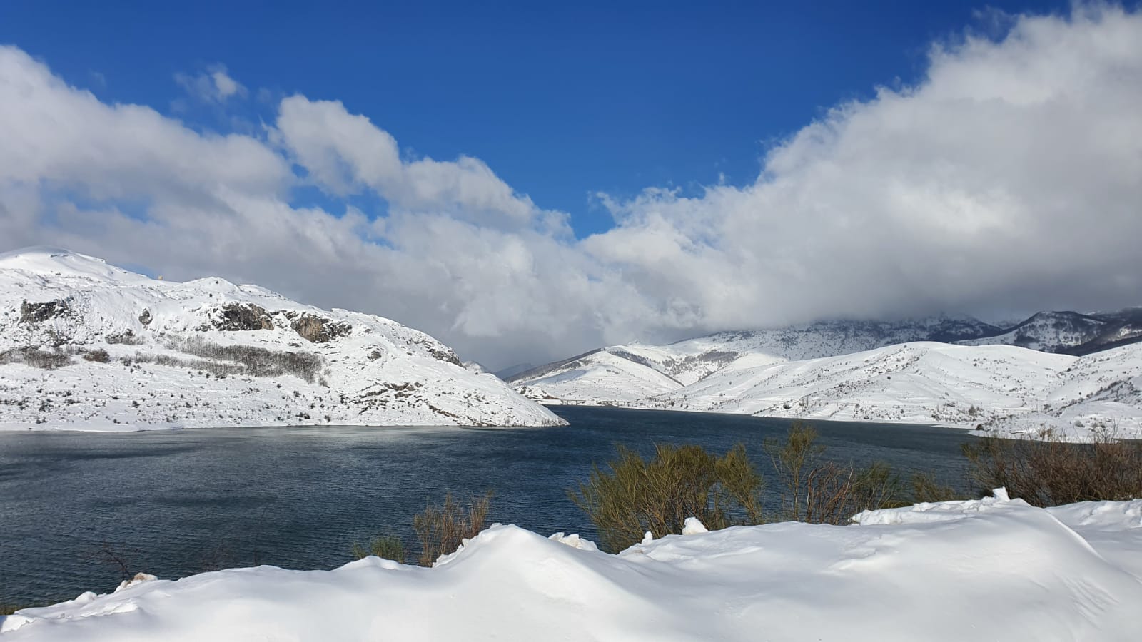 Espectaculares imágenes de Riaño cubierto por la nieve.