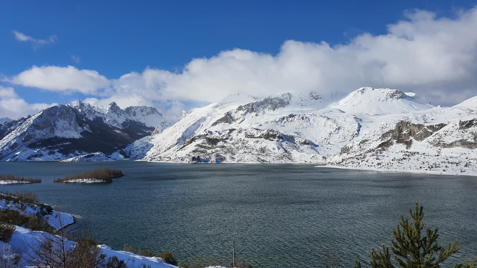 Espectaculares imágenes de Riaño cubierto por la nieve.