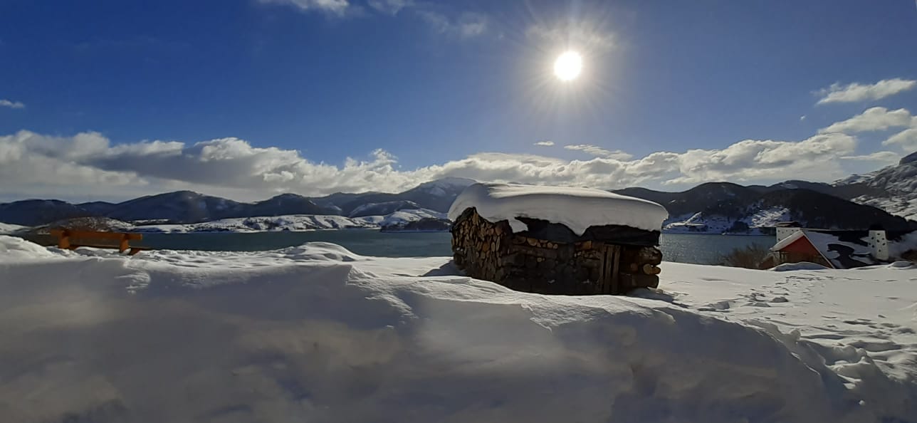 Espectaculares imágenes de Riaño cubierto por la nieve.