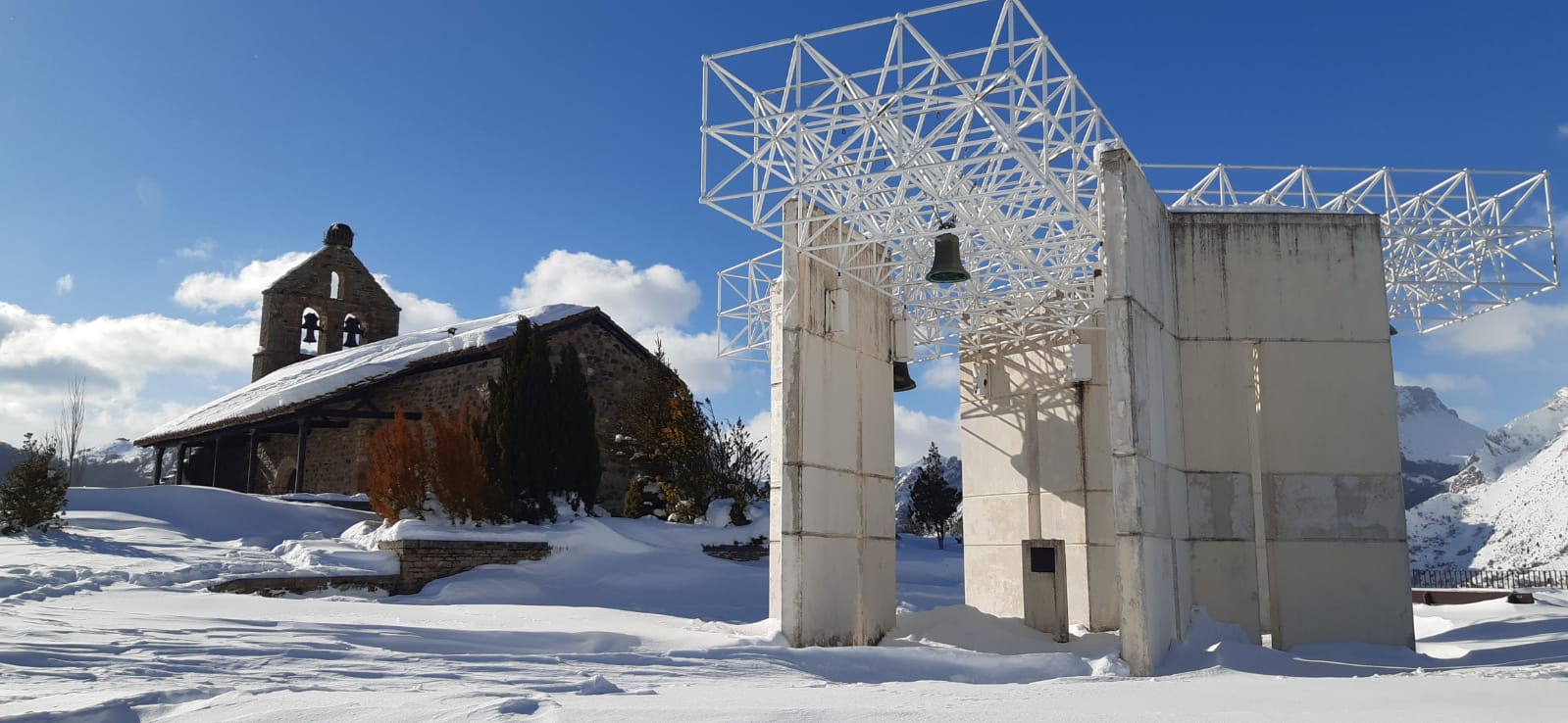 Espectaculares imágenes de Riaño cubierto por la nieve.