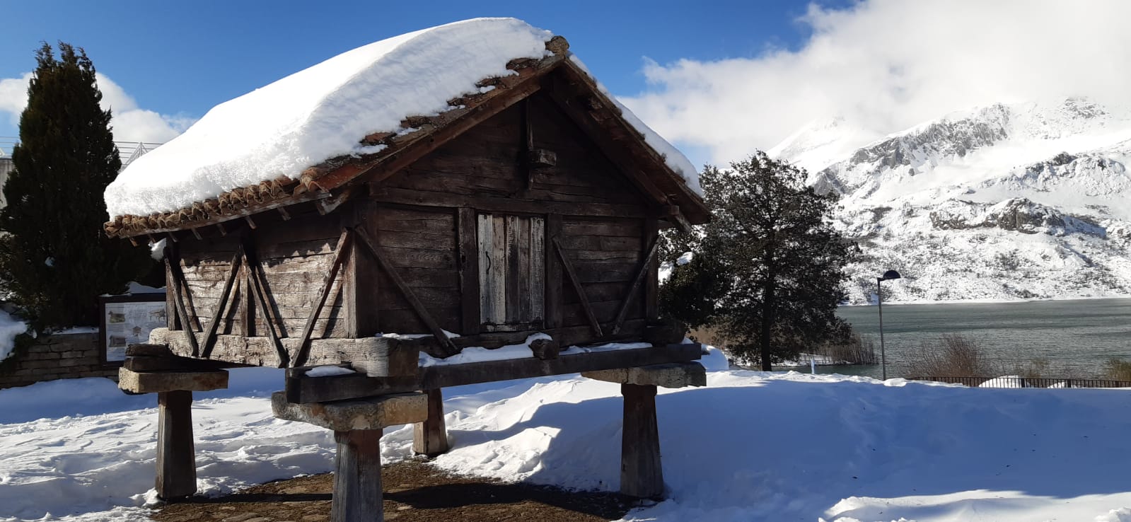 Espectaculares imágenes de Riaño cubierto por la nieve.