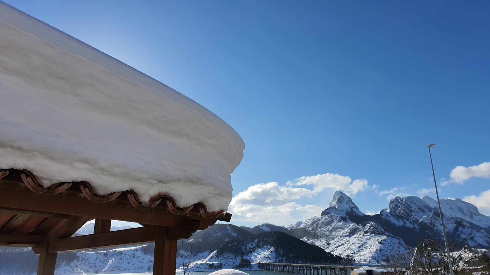 Espectaculares imágenes de Riaño cubierto por la nieve.