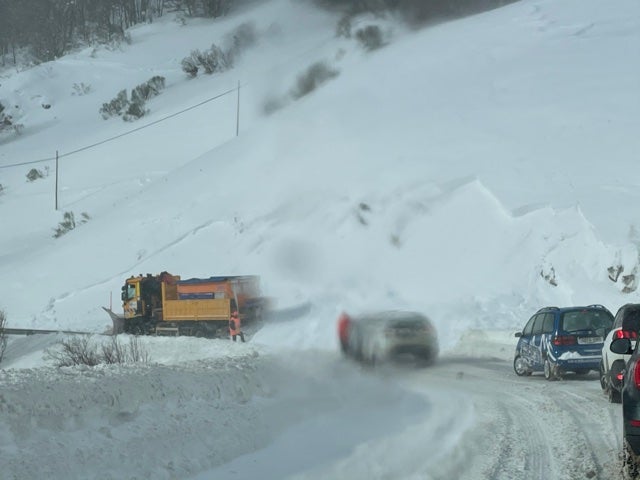 Fotos: La nieve bloquea a una quitanieves en San Isidro