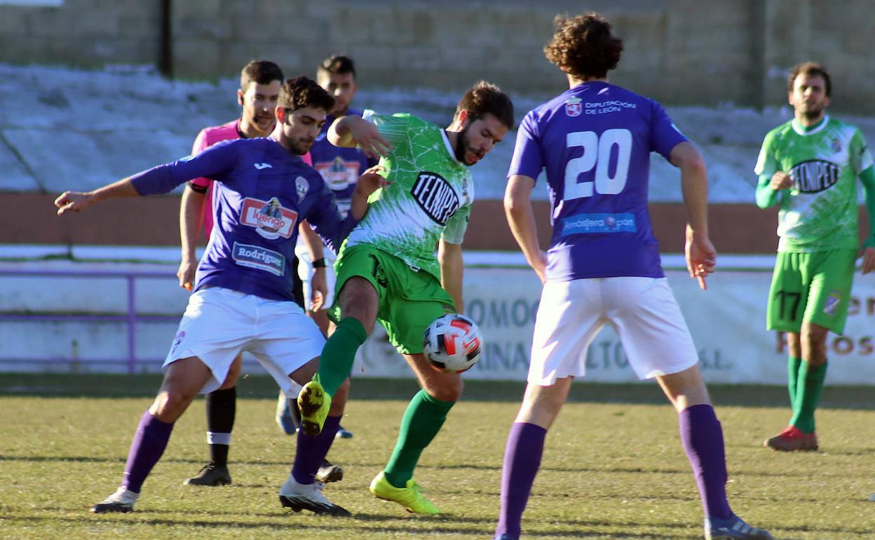 Un lance del partido entre La Bañeza y Becerril.