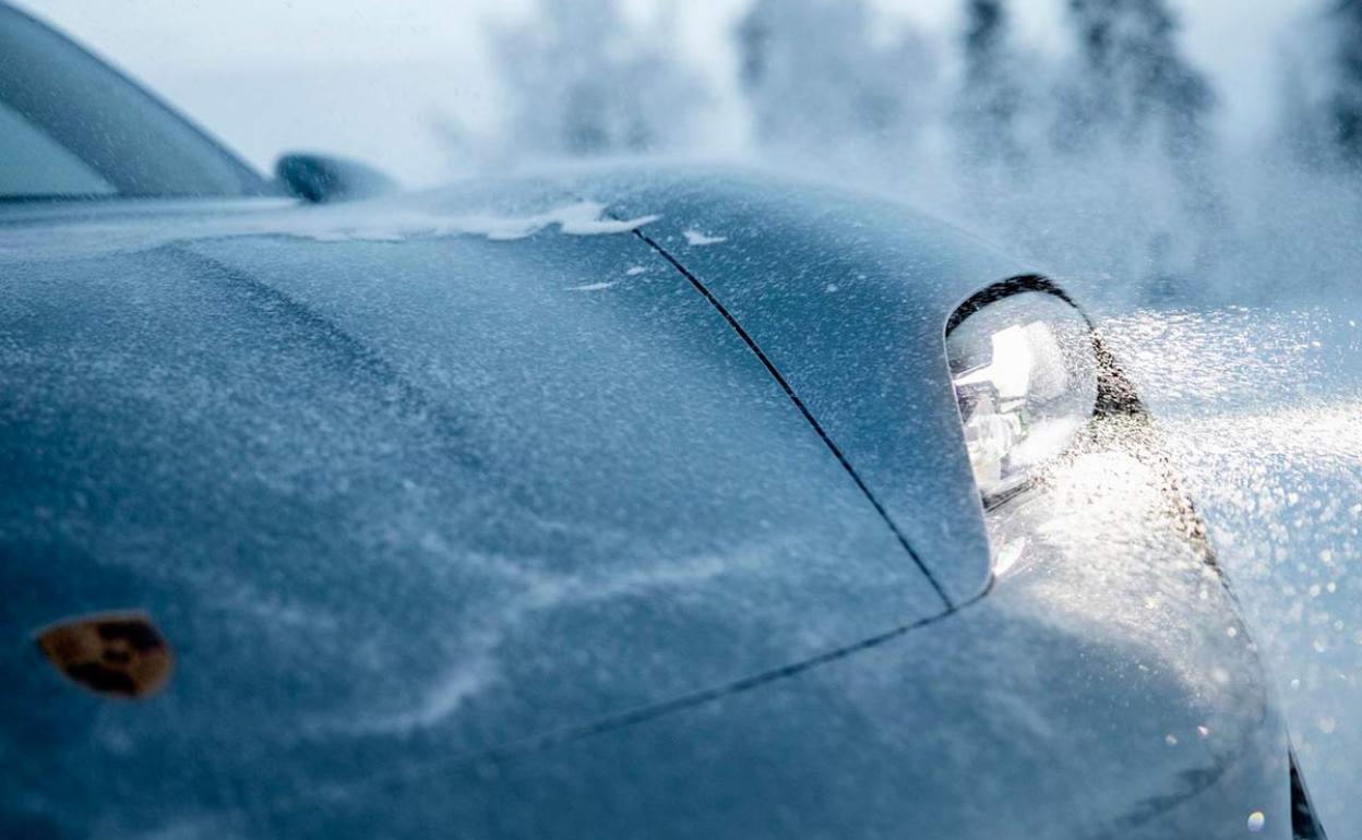 Un automóvil en plena nevada.