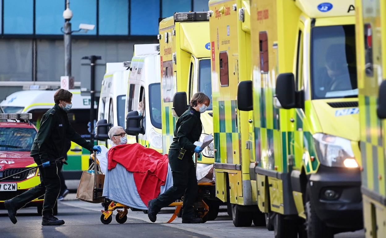 Las ambulancias no paran de trabajar en Londres y otras partes del país.