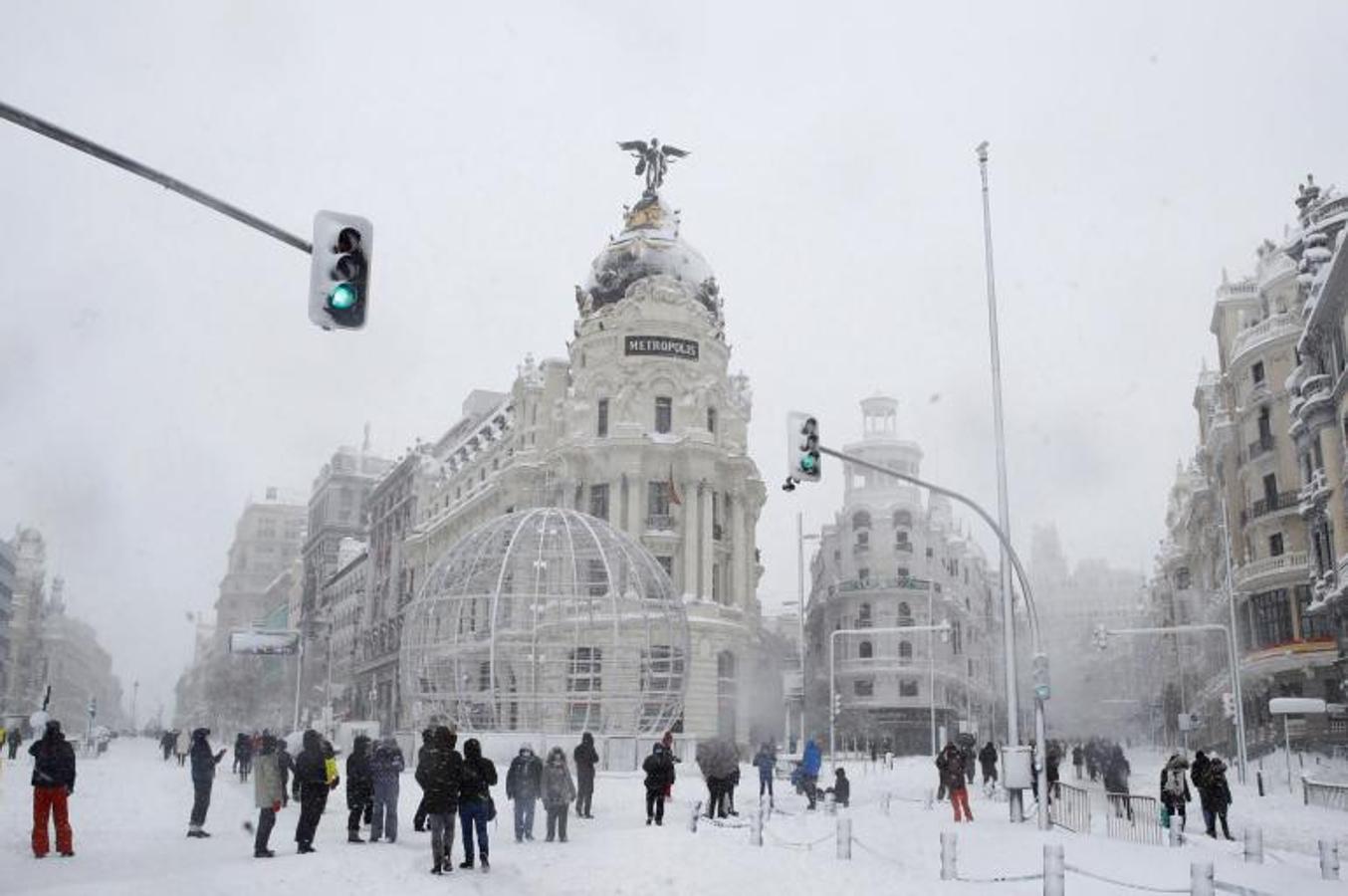 Varias personas caminan por la Gran Vía de Madrid