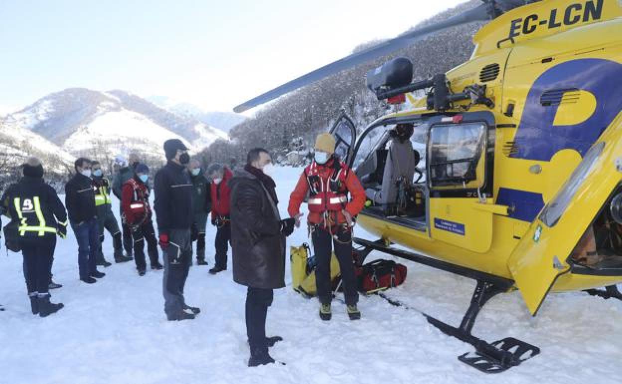 Adrián Barbón, en su visita del pasado viernes al operativo de rescate del operario atrapado por un alud.