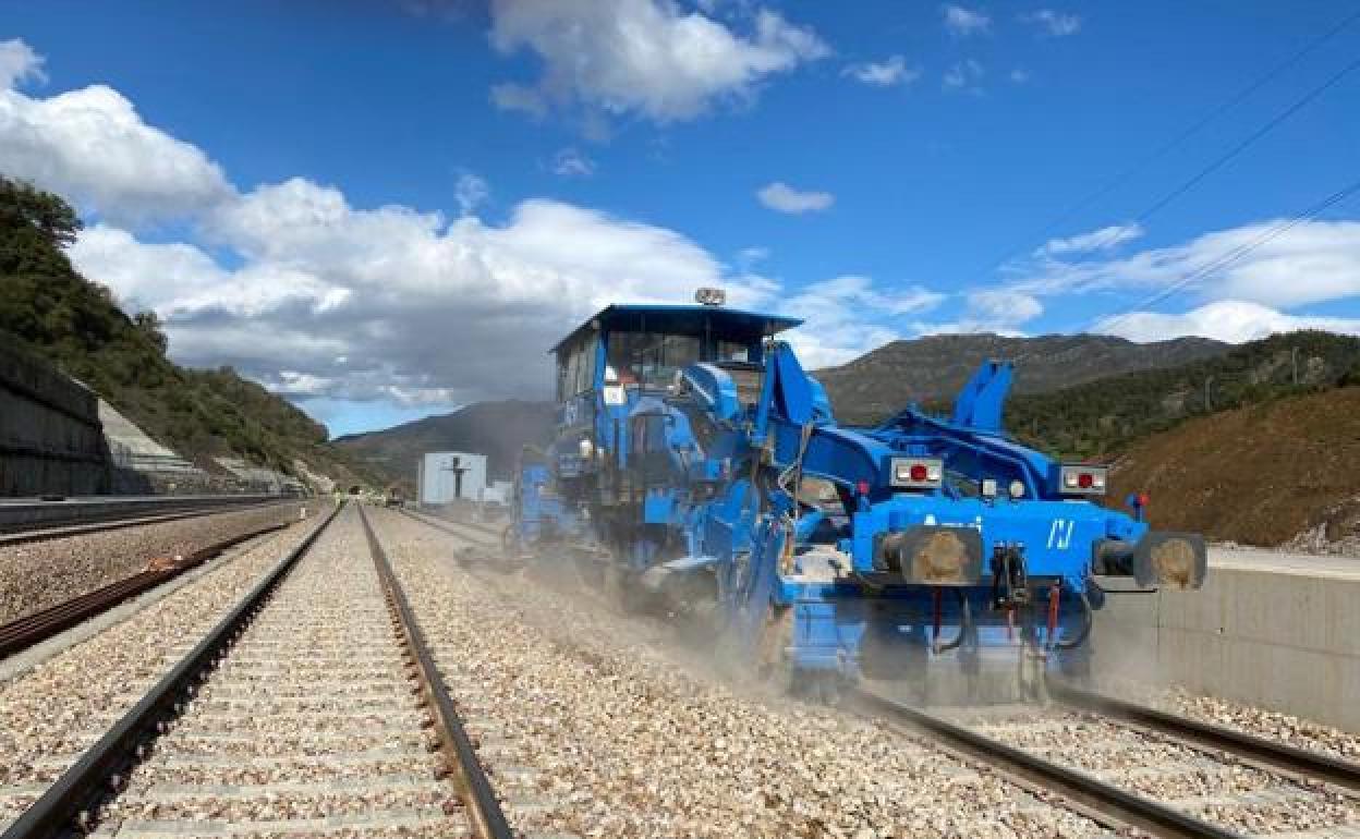 Máquina perfiladora dando a las vías su aspecto final en el apartadero de Campomanes.