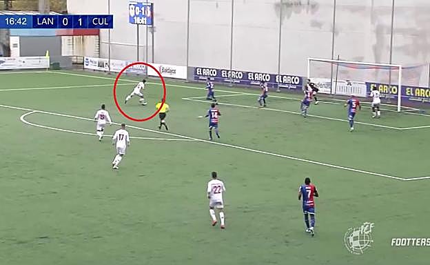 Imagen principal - En la primera imagen, Sergio Marcos llegando a posición de remate ante el Langreo. En la segunda, Sergio Marcos, mucho más cercano al área buscando un pase definitivo ante el Marino. En la tercera imagen, Sergio Marcos, en posición de mediapunta, iniciando la presión ante el Covadonga.