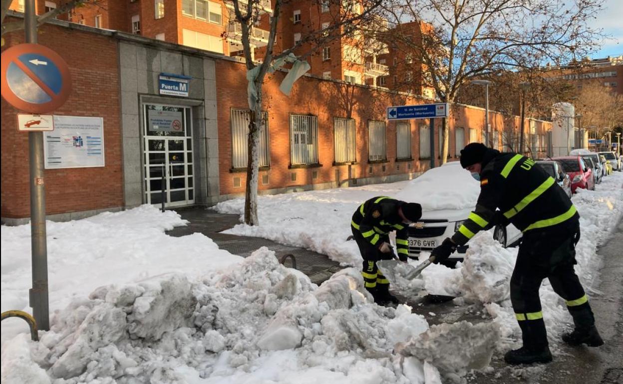 Efectivos de la UME ayudan en las labores de limpieza y saneamiento de las calles de Madrid tras el paso de la borrasca. 