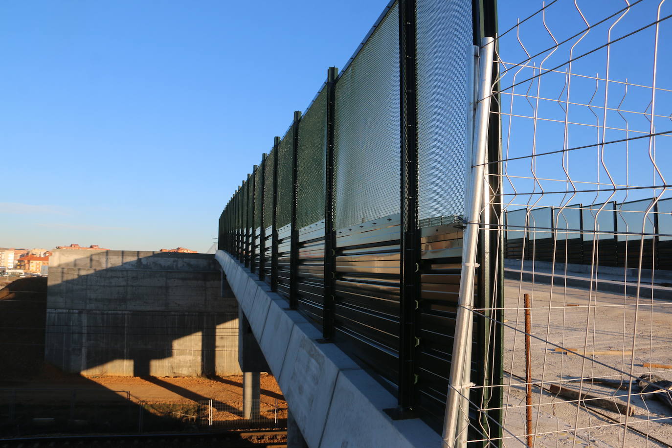 Vista del paso en obras. 