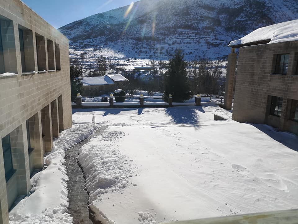 Varias carreteras de la zona permanecen intransitables y la nieve ha castigado la comarca durante dos semanas