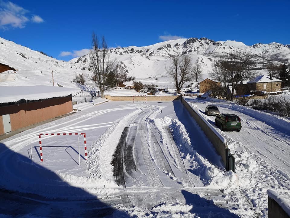 Varias carreteras de la zona permanecen intransitables y la nieve ha castigado la comarca durante dos semanas