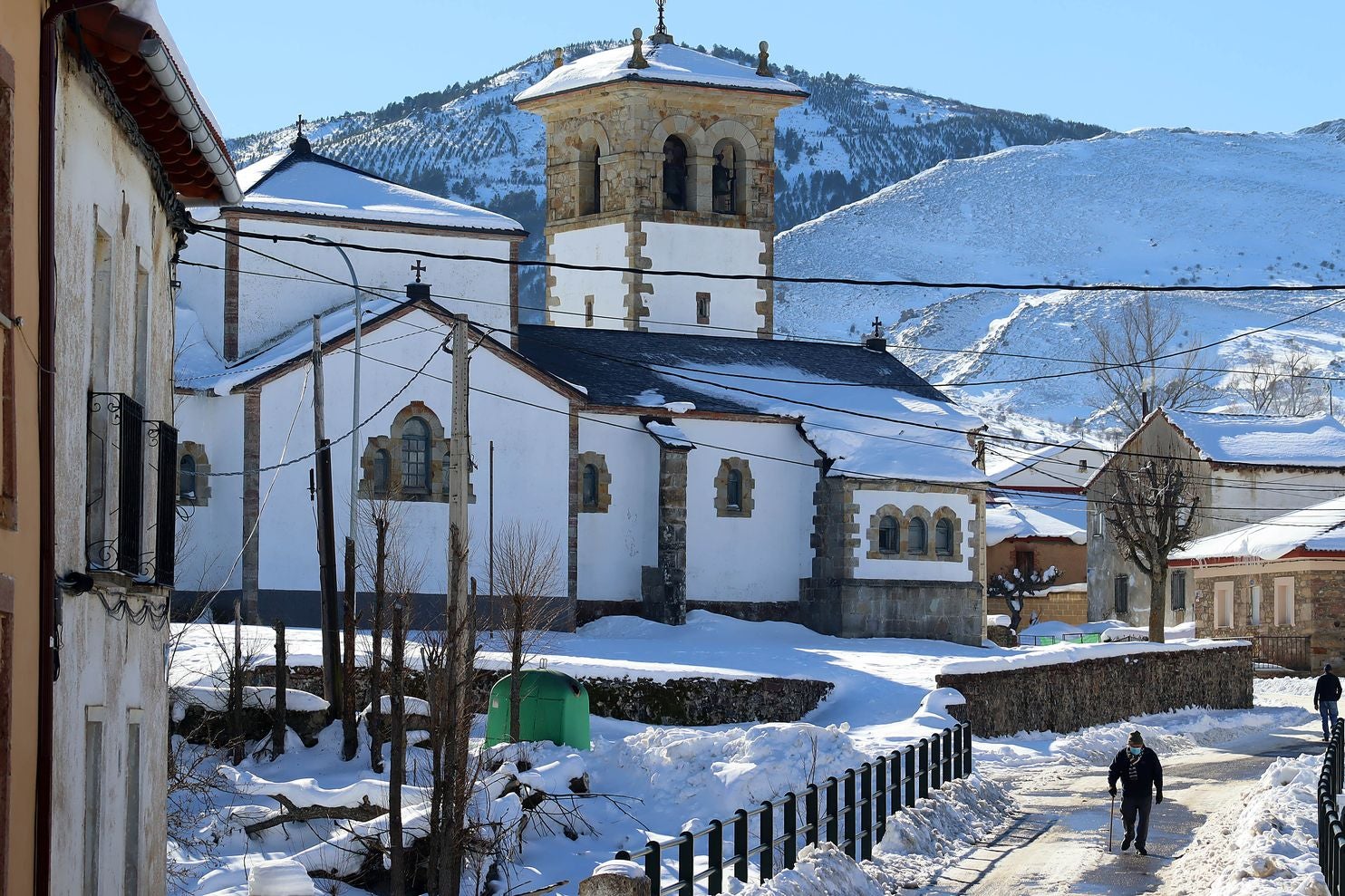 Las bajas temperaturas mantienen espesores de más de un metro de nieve en Casares de Arbas y en Rodiezmo. La nieve sigue dejando imágenes únicas en la provincia de León.