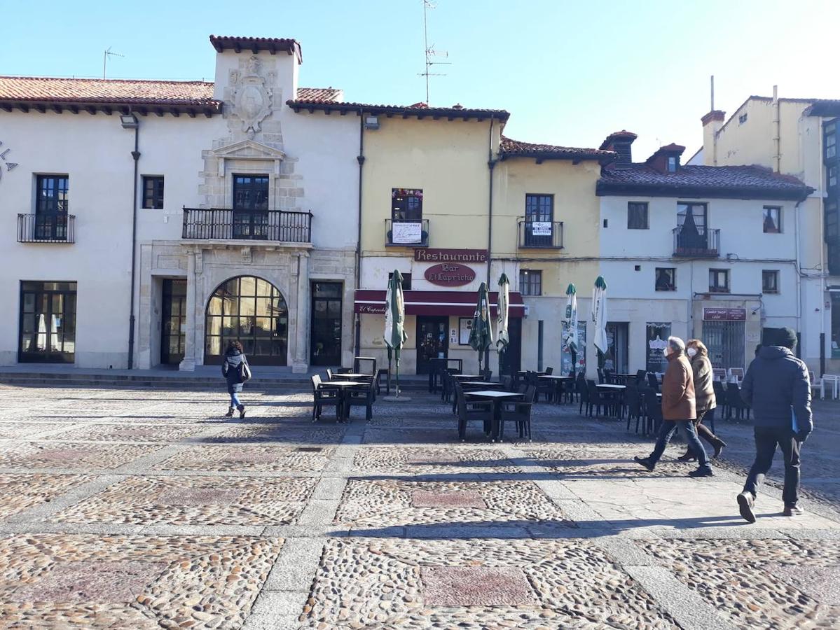 Terrazas del centro de León el primer día de las nuevas restricciones.